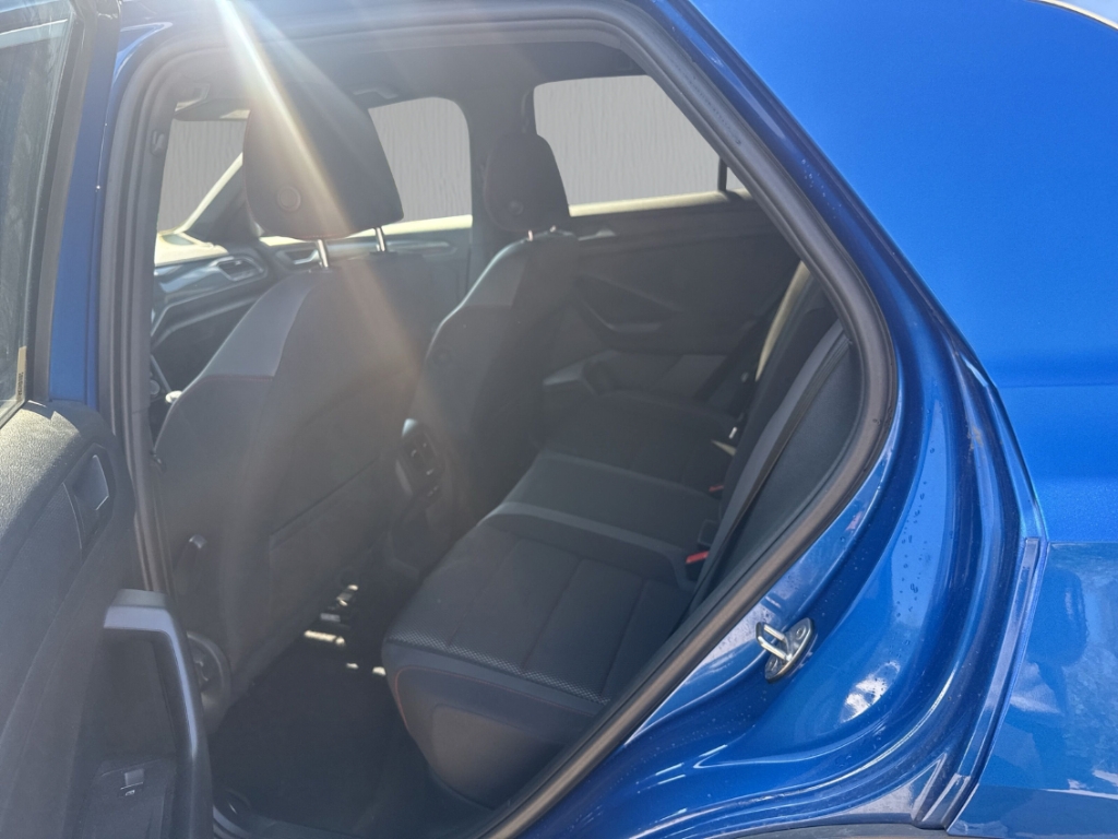 Fahrzeugabbildung Volkswagen T-Roc 1.5 TSI Sport LED PDC SHZ DigiCock LightAs Sport ACC Apple CarPlay Android Auto