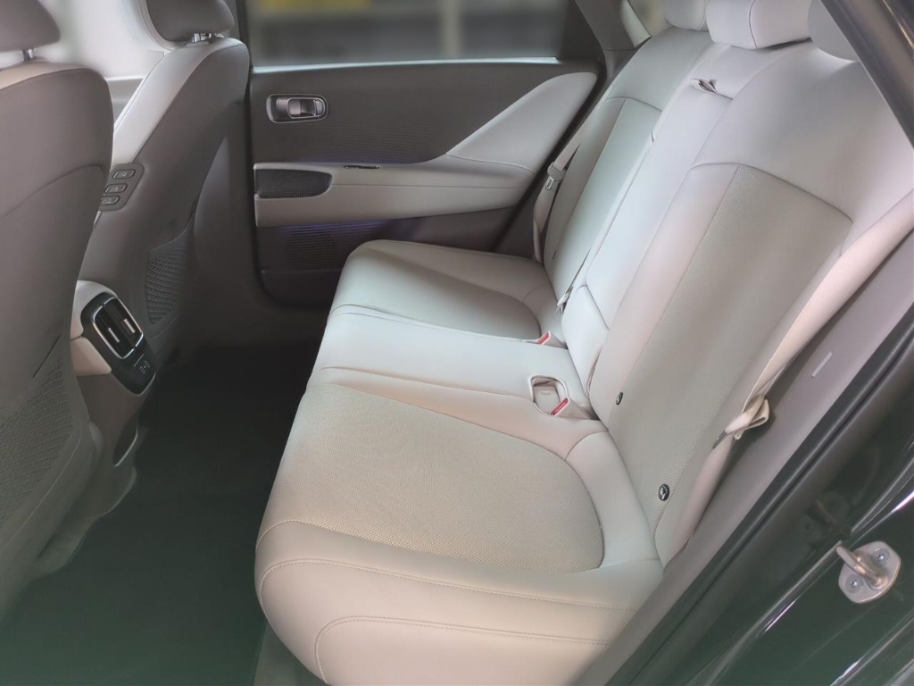 Fahrzeugabbildung Hyundai IONIQ 6 4WD 77,4kWh UNIQ Digi-Spiegel 20LM HUD Navi Digitales Cockpit Memory Sitze