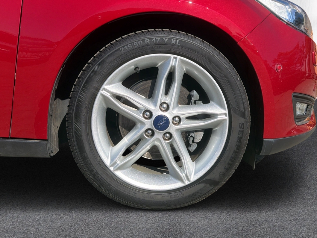 Fahrzeugabbildung Ford Focus Turnier Titanium 1.5 eB Titanium BiXen Navi Temp SHZ LHZ