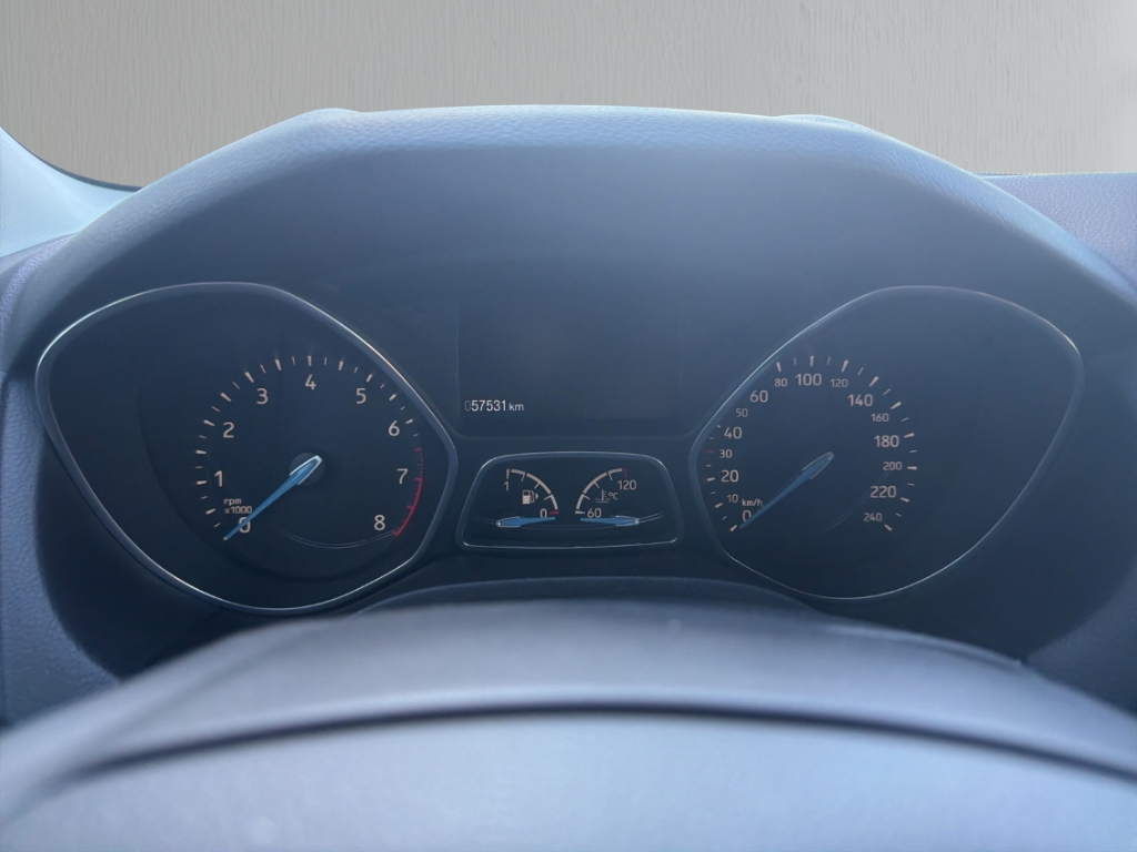 Fahrzeugabbildung Ford Focus Turnier Titanium 1.5 eB Titanium BiXen Navi Temp SHZ LHZ
