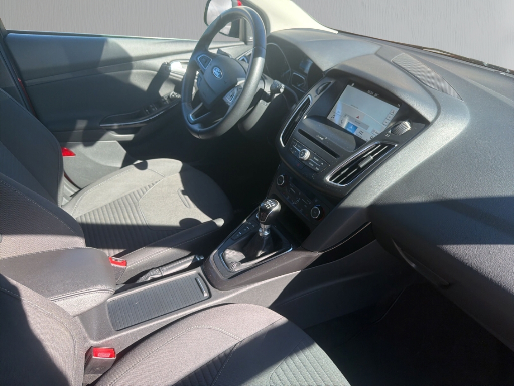 Fahrzeugabbildung Ford Focus Turnier Titanium 1.5 eB Titanium BiXen Navi Temp SHZ LHZ