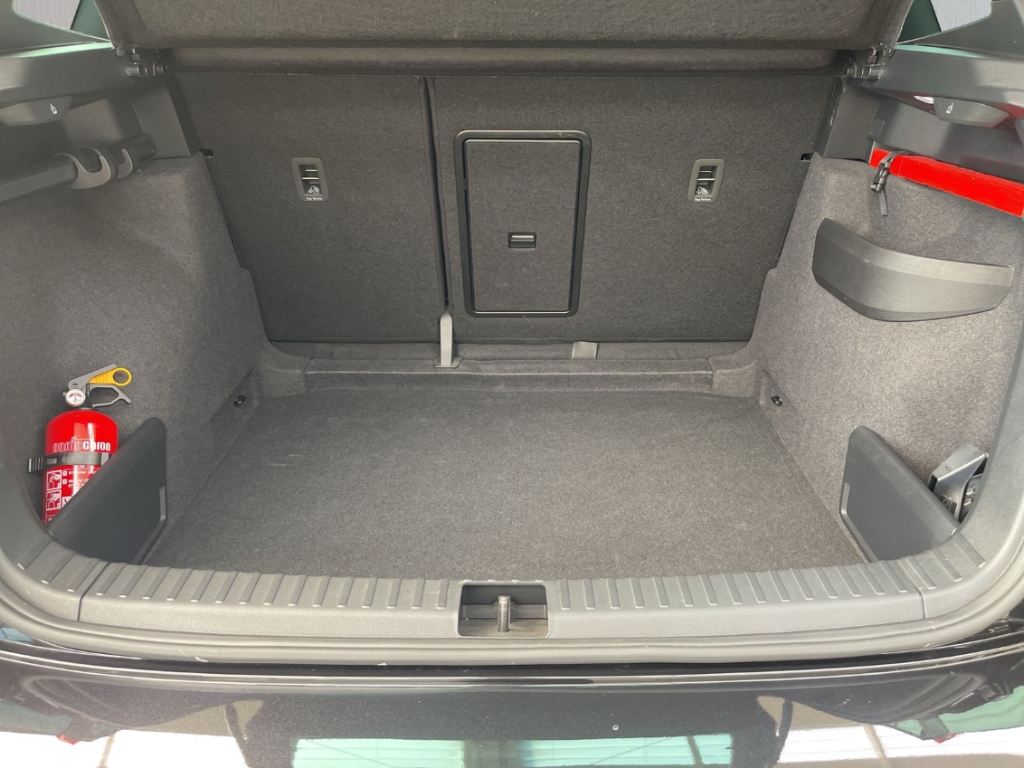 Fahrzeugabbildung SKODA Karoq 1.5 TSI DSG Sportline AHK Pano LED SHZ PDC