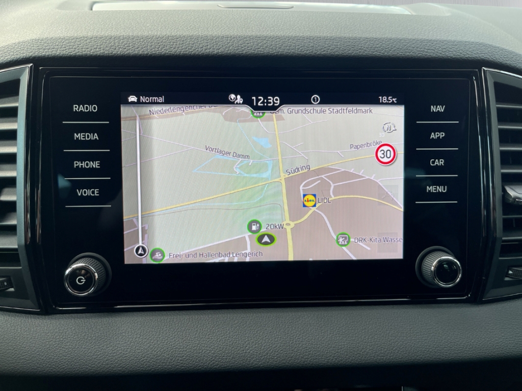 Fahrzeugabbildung SKODA Karoq 1.5 TSI DSG Sportline AHK Pano LED SHZ PDC