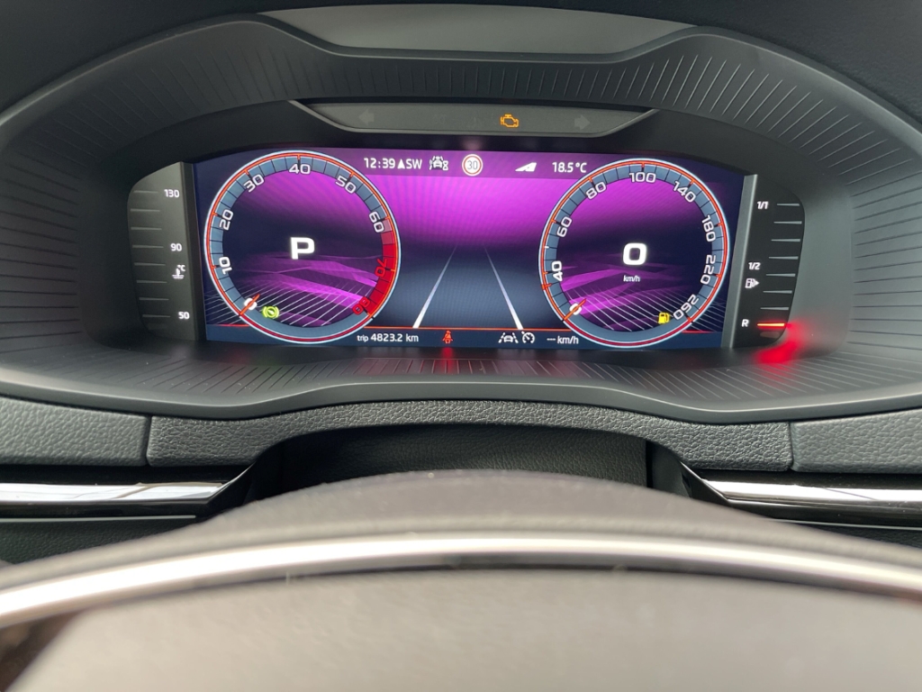 Fahrzeugabbildung SKODA Karoq 1.5 TSI DSG Sportline AHK Pano LED SHZ PDC