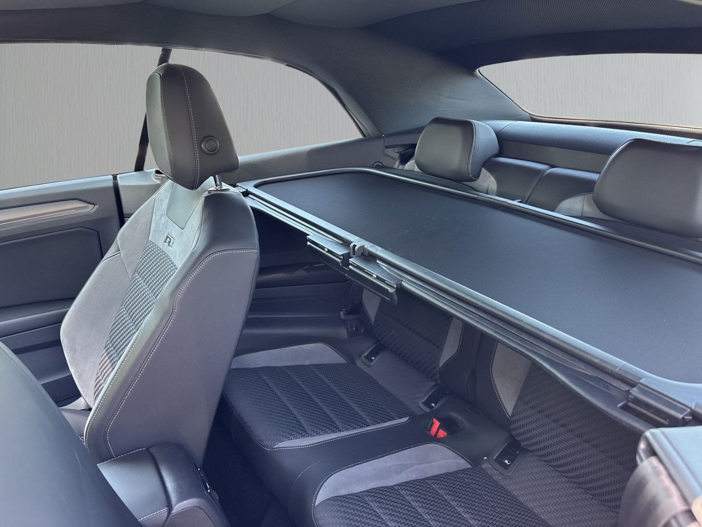 Fahrzeugabbildung Volkswagen T-Roc Cabrio R-Line 1,5TSI SHZ RFK LED LMF PDC