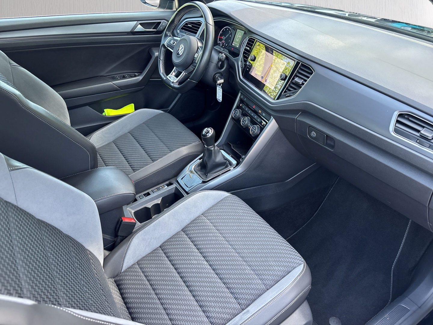 Fahrzeugabbildung Volkswagen T-Roc Cabrio R-Line 1,5TSI SHZ RFK LED LMF PDC
