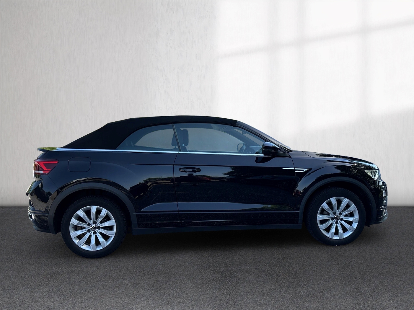 Fahrzeugabbildung Volkswagen T-Roc Cabrio R-Line 1,5TSI SHZ RFK LED LMF PDC