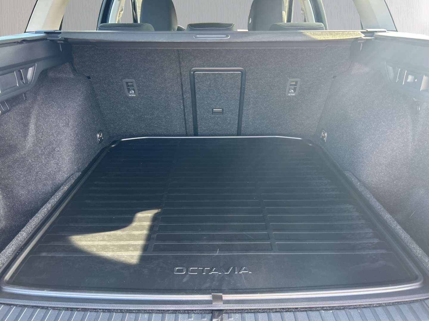 Fahrzeugabbildung SKODA Octavia Combi TDI DSG Style AHK Navi ACC HeadUp