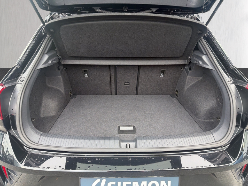 Fahrzeugabbildung Volkswagen T-Roc 1.5 TSI DSG R-Line AHK ACC R-Kam Navi SHZ