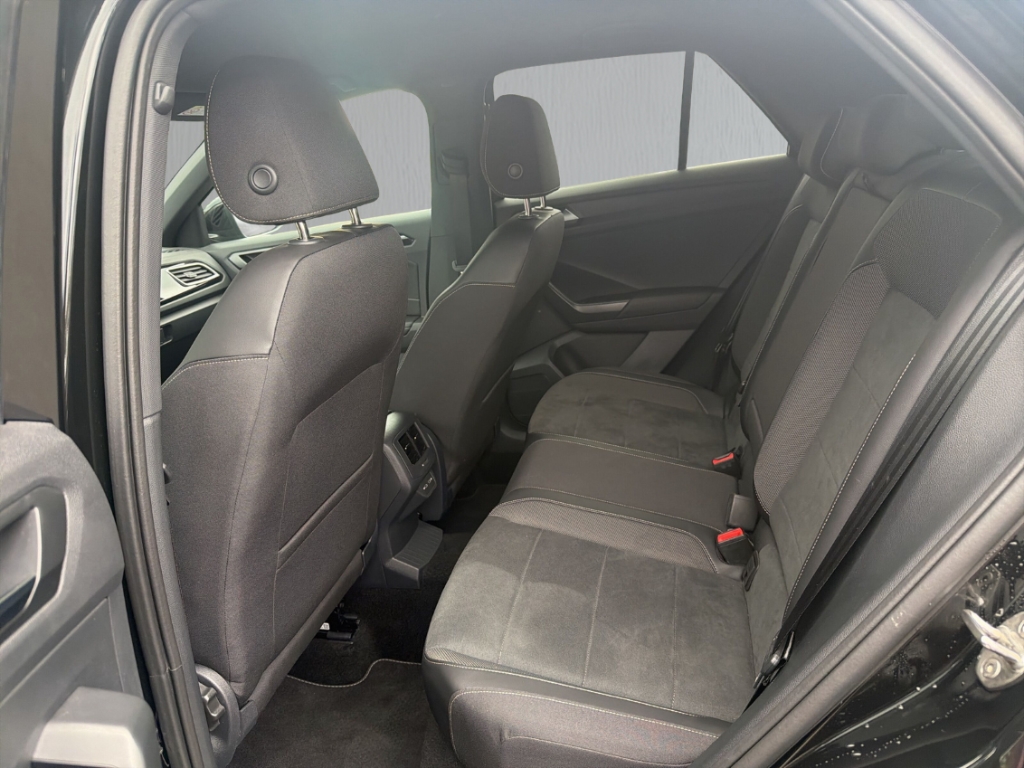Fahrzeugabbildung Volkswagen T-Roc 1.5 TSI DSG R-Line AHK ACC R-Kam Navi SHZ