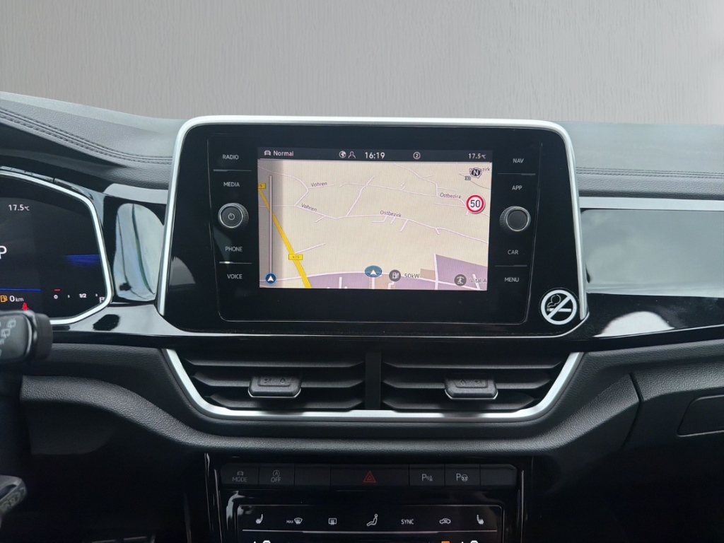 Fahrzeugabbildung Volkswagen T-Roc 1.5 TSI DSG R-Line AHK ACC R-Kam Navi SHZ