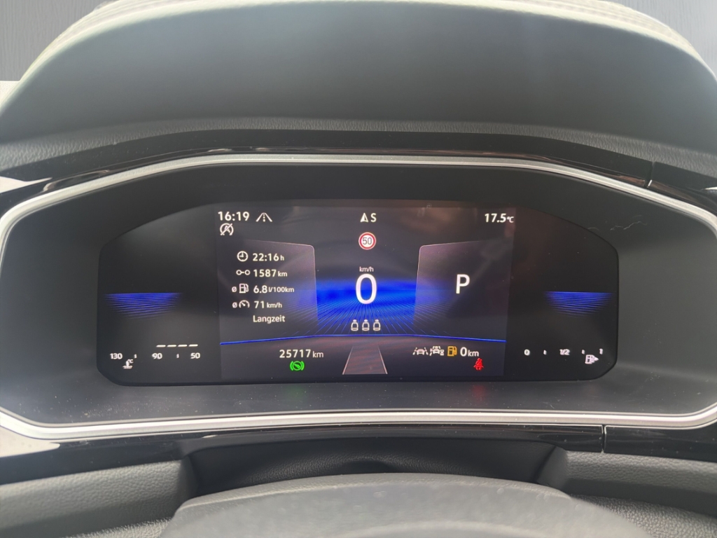 Fahrzeugabbildung Volkswagen T-Roc 1.5 TSI DSG R-Line AHK ACC R-Kam Navi SHZ
