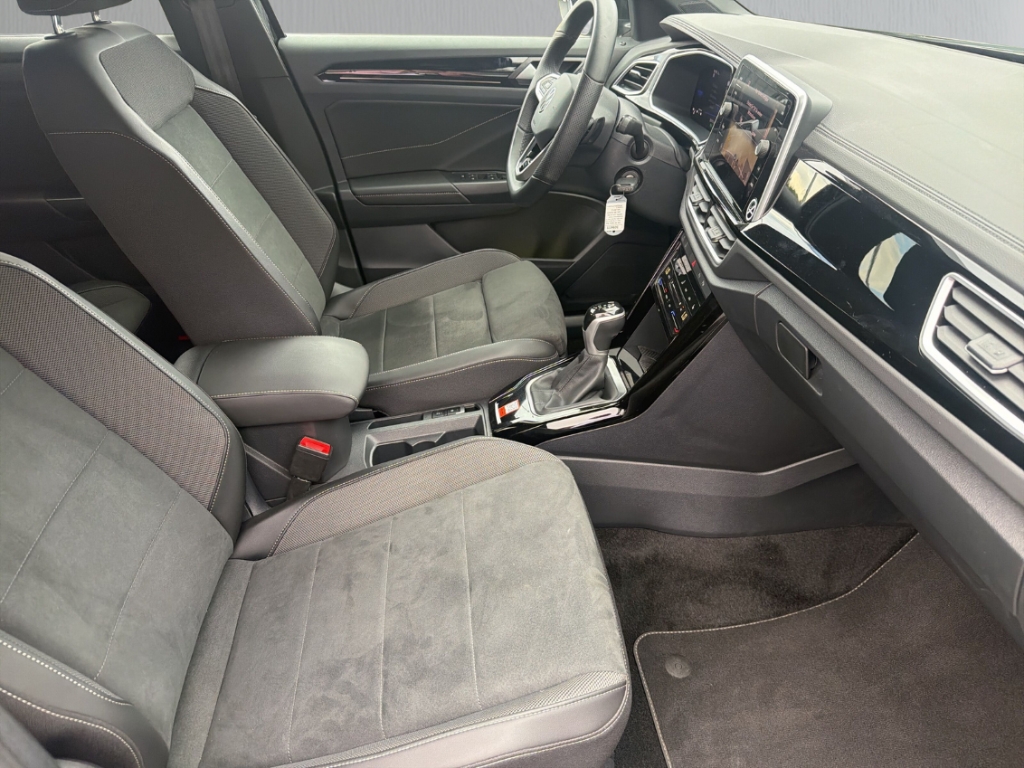 Fahrzeugabbildung Volkswagen T-Roc 1.5 TSI DSG R-Line AHK ACC R-Kam Navi SHZ
