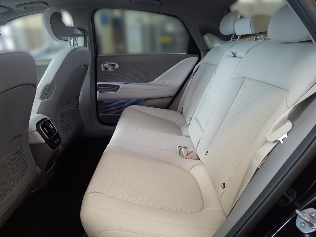 Fahrzeugabbildung Hyundai IONIQ 6 77,4kWh 2WD UNIQ Digi-Spiegel 20LM Schiebedach HUD Navi Digitales Cockpit