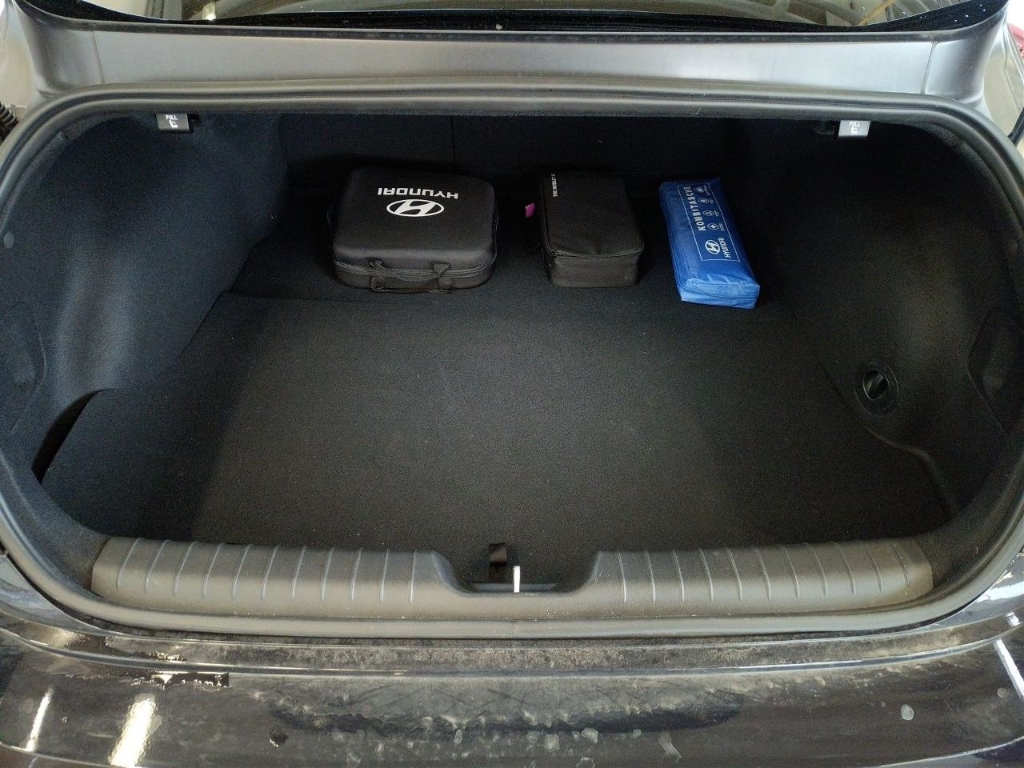 Fahrzeugabbildung Hyundai IONIQ 6 77,4kWh 2WD UNIQ Digi-Spiegel 20LM Schiebedach HUD Navi Digitales Cockpit