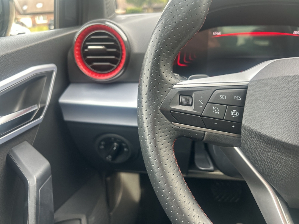Fahrzeugabbildung SEAT Ibiza 1.0 TSI DSG FR NAVI LED SHZ GJR FullLink