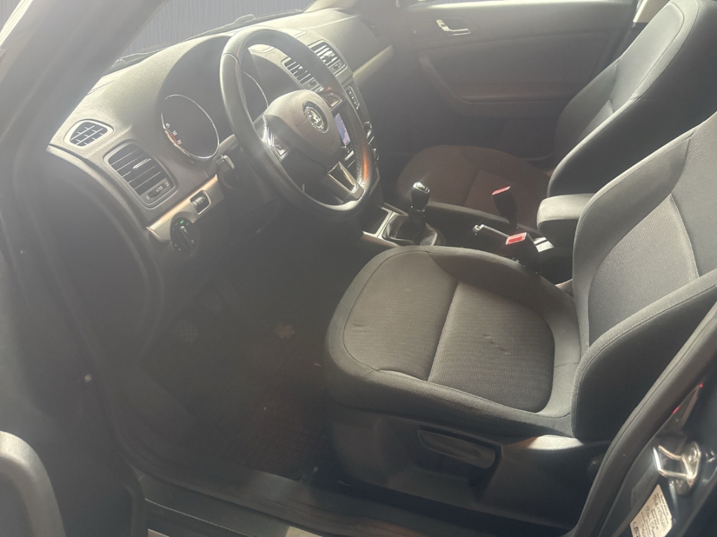 Fahrzeugabbildung SKODA Yeti 1.6 TDI GreenLine AHK Navi PDC SHZ GRA Klimaauto