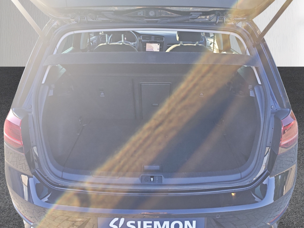 Fahrzeugabbildung Volkswagen Golf VII 2.0 TDI DSG R Line Sportpaket AHK-klappbar Navi Digitales Cockpit LED Sperrdiff.