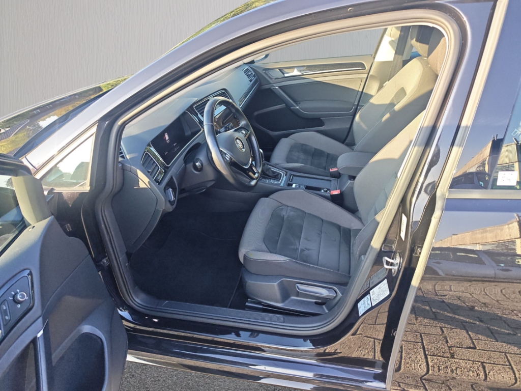 Fahrzeugabbildung Volkswagen Golf VII 2.0 TDI DSG R Line Sportpaket AHK-klappbar Navi Digitales Cockpit LED Sperrdiff.