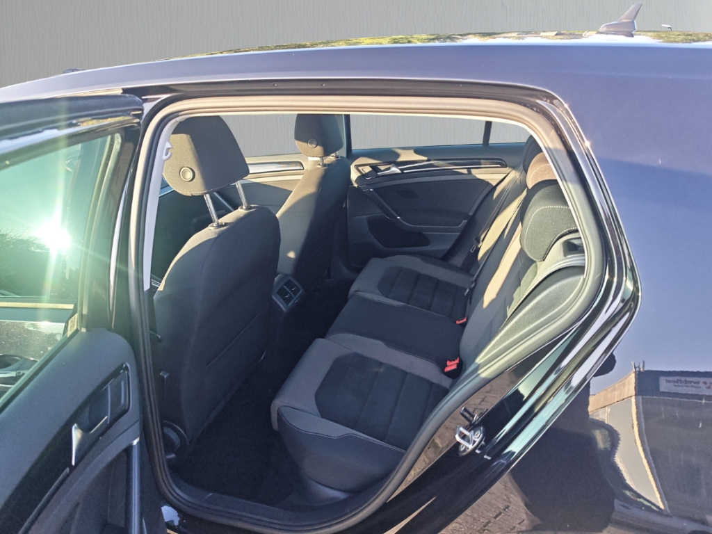 Fahrzeugabbildung Volkswagen Golf VII 2.0 TDI DSG R Line Sportpaket AHK-klappbar Navi Digitales Cockpit LED Sperrdiff.