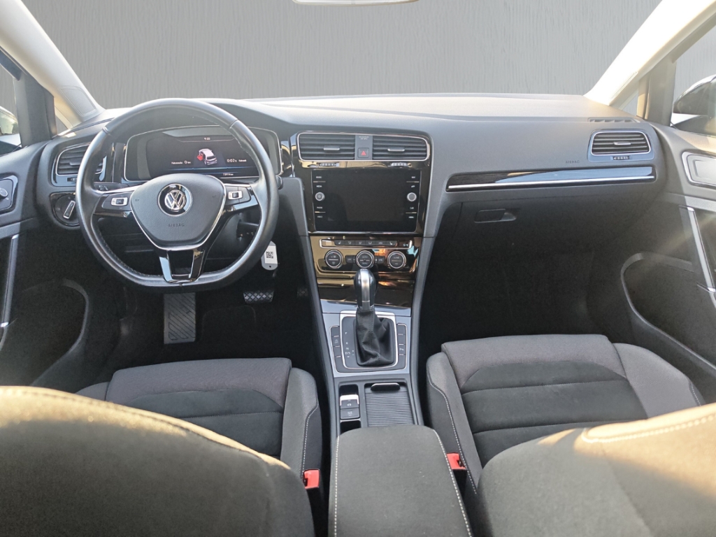 Fahrzeugabbildung Volkswagen Golf VII 2.0 TDI DSG R Line Sportpaket AHK-klappbar Navi Digitales Cockpit LED Sperrdiff.