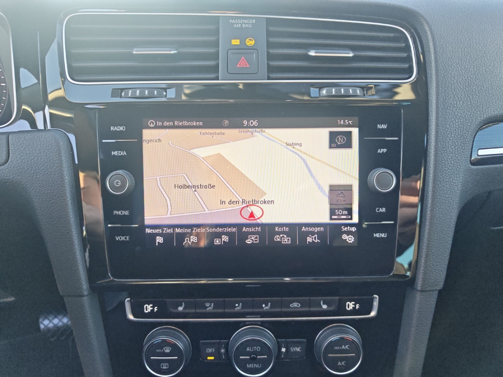 Fahrzeugabbildung Volkswagen Golf VII 2.0 TDI DSG R Line Sportpaket AHK-klappbar Navi Digitales Cockpit LED Sperrdiff.