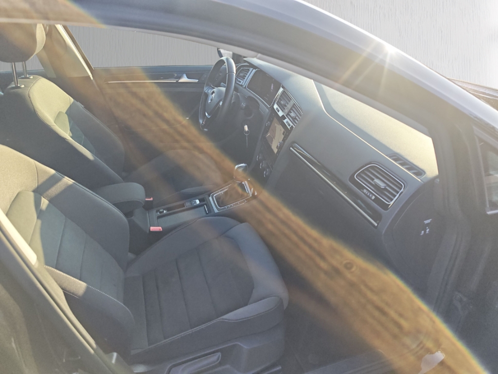 Fahrzeugabbildung Volkswagen Golf VII 2.0 TDI DSG R Line Sportpaket AHK-klappbar Navi Digitales Cockpit LED Sperrdiff.