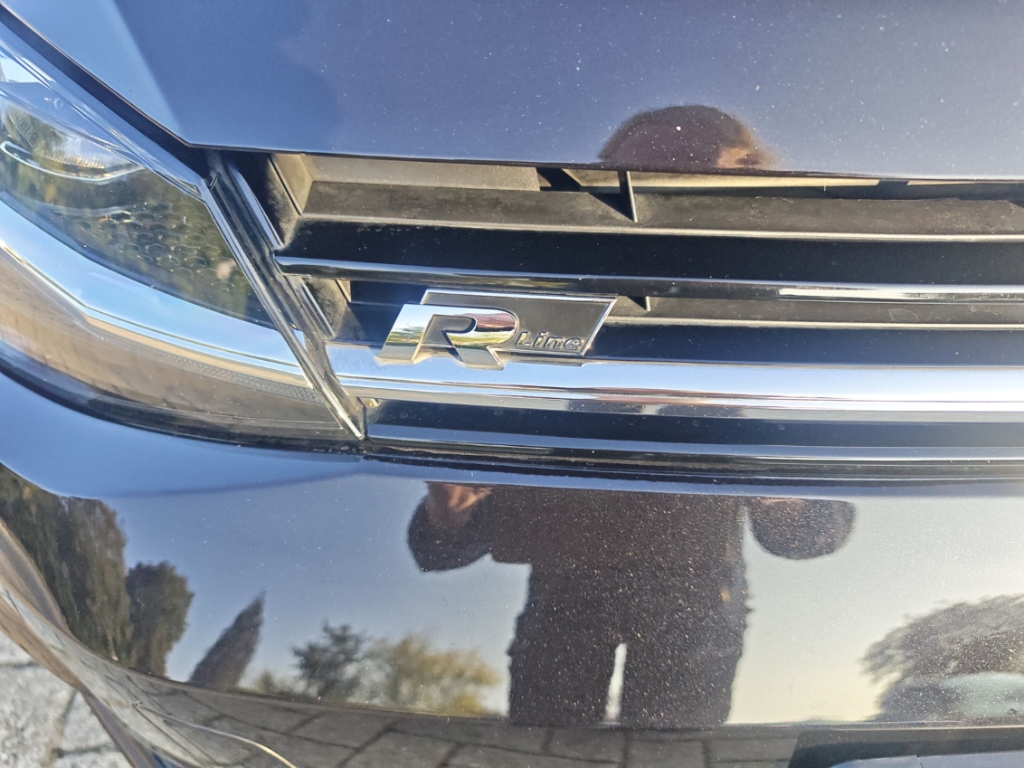 Fahrzeugabbildung Volkswagen Golf VII 2.0 TDI DSG R Line Sportpaket AHK-klappbar Navi Digitales Cockpit LED Sperrdiff.