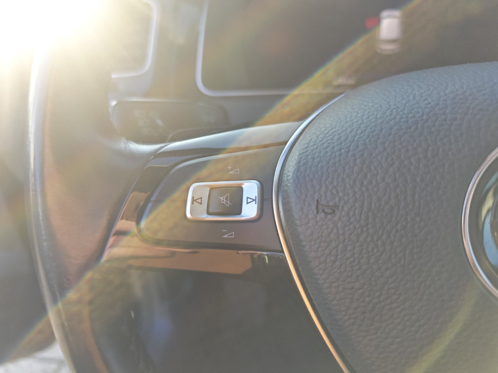Fahrzeugabbildung Volkswagen Golf VII 2.0 TDI DSG R Line Sportpaket AHK-klappbar Navi Digitales Cockpit LED Sperrdiff.