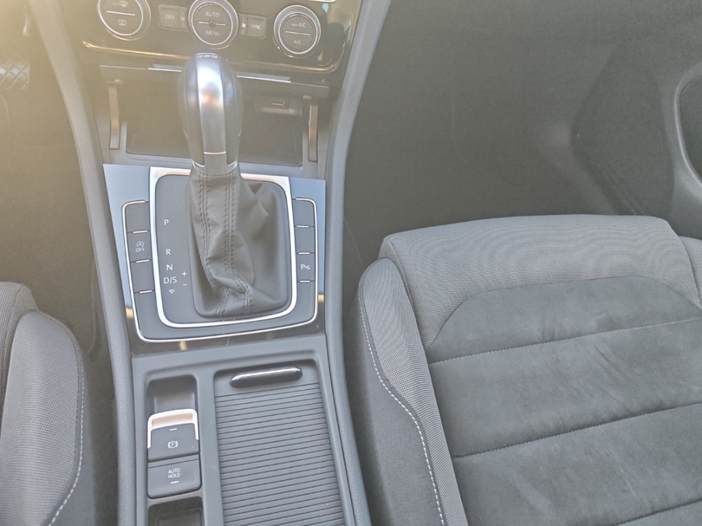 Fahrzeugabbildung Volkswagen Golf VII 2.0 TDI DSG R Line Sportpaket AHK-klappbar Navi Digitales Cockpit LED Sperrdiff.