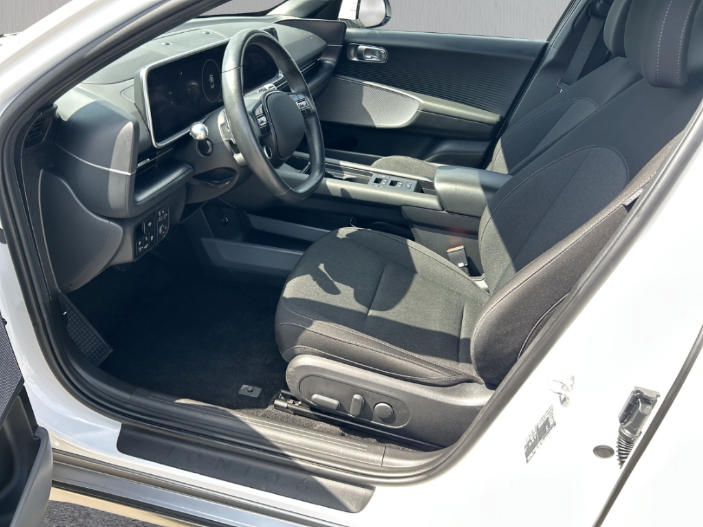 Fahrzeugabbildung Hyundai IONIQ 6 77,4kWh 2WD DYNAMIQ Navi Digitales Cockpit LED ACC El. Heckklappe Apple CarPlay