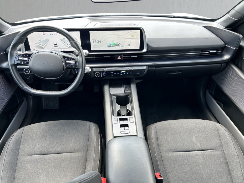 Fahrzeugabbildung Hyundai IONIQ 6 77,4kWh 2WD DYNAMIQ Navi Digitales Cockpit LED ACC El. Heckklappe Apple CarPlay