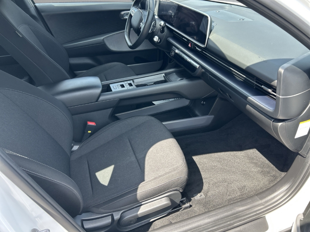 Fahrzeugabbildung Hyundai IONIQ 6 77,4kWh 2WD DYNAMIQ Navi Digitales Cockpit LED ACC El. Heckklappe Apple CarPlay