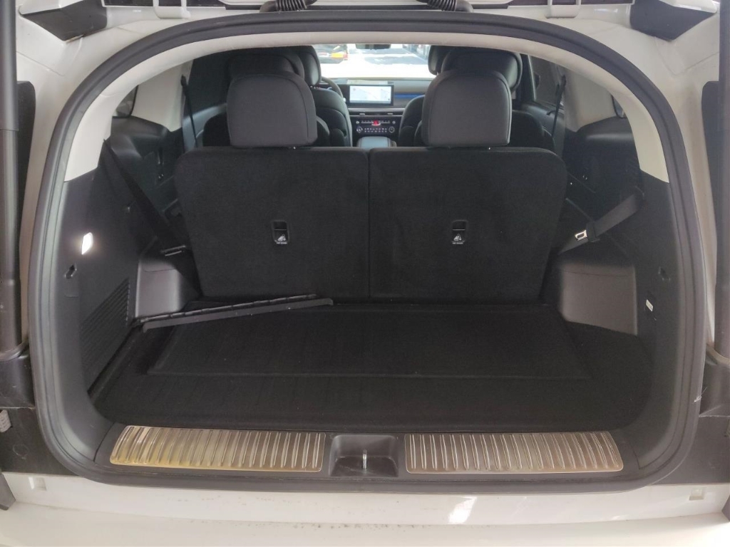 Fahrzeugabbildung Hyundai IONIQ 9 110 kWh 4WD 6-Sitze UNIQ Relax-P Pano-Schiebedach MY26 HUD Niveau