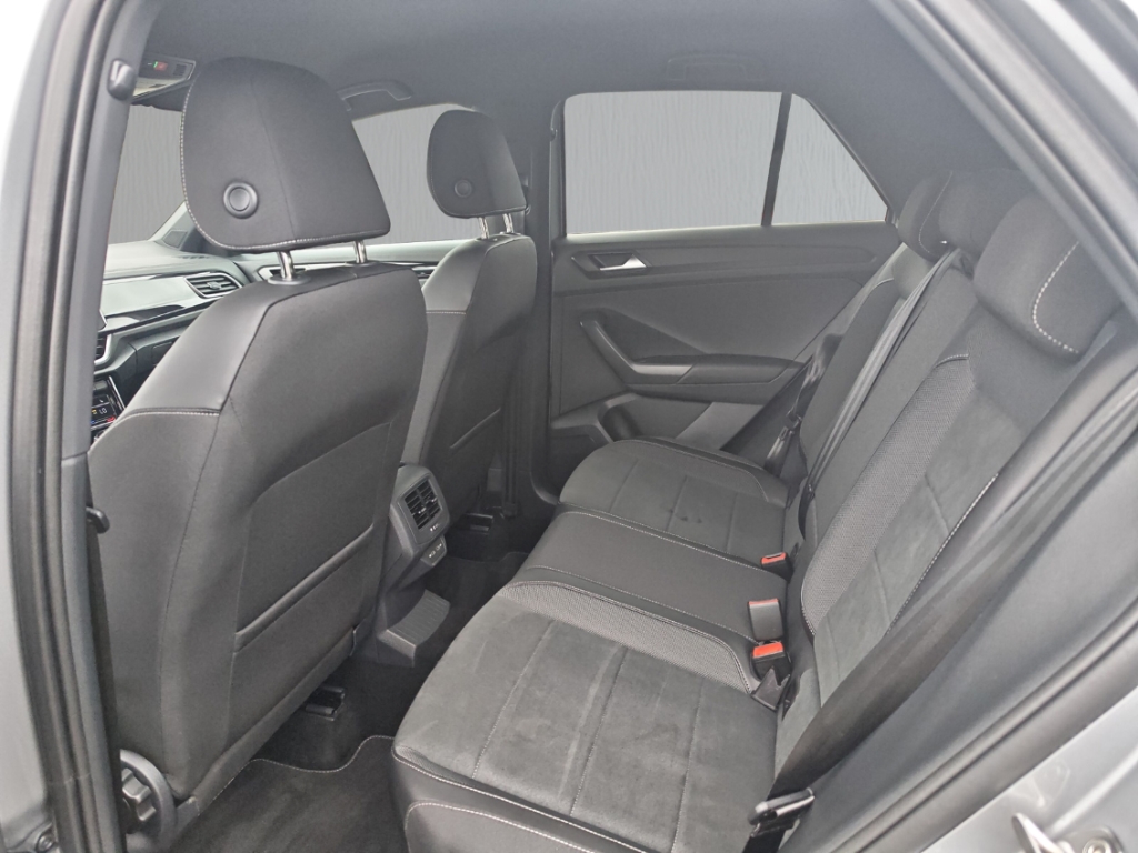 Fahrzeugabbildung Volkswagen T-Roc 1.5 TSI DSG R-Line AHK LED+ Navi ACC RKam