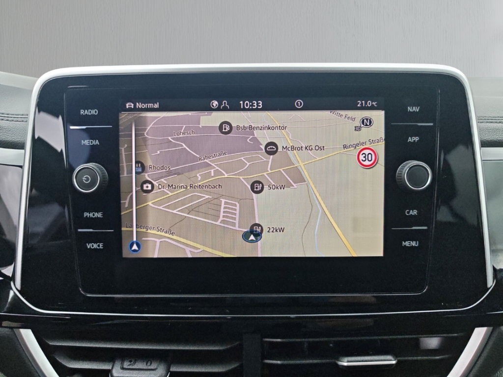 Fahrzeugabbildung Volkswagen T-Roc 1.5 TSI DSG R-Line AHK LED+ Navi ACC RKam