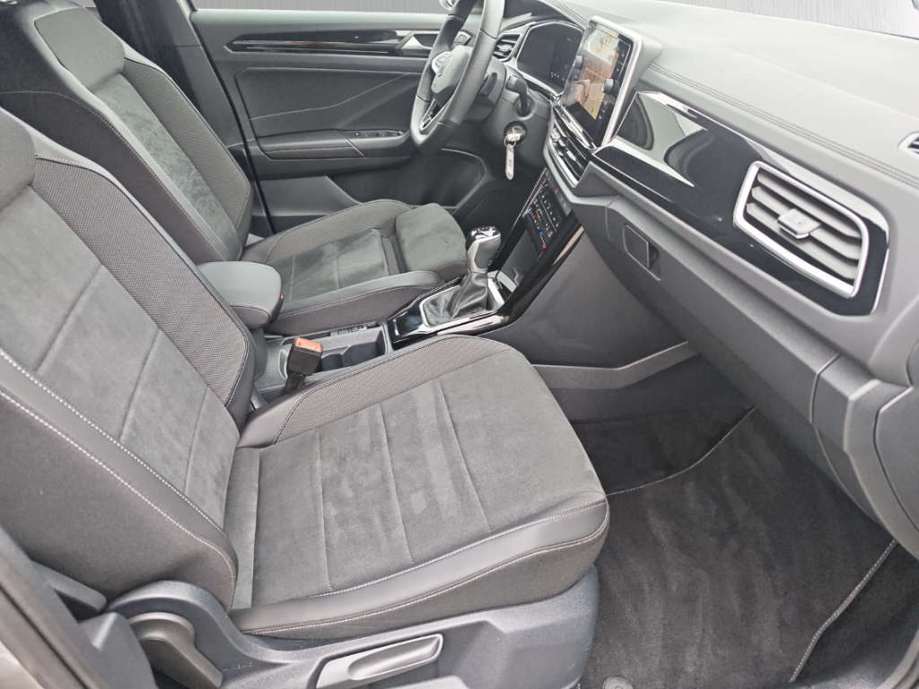 Fahrzeugabbildung Volkswagen T-Roc 1.5 TSI DSG R-Line AHK LED+ Navi ACC RKam