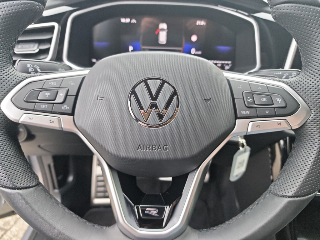 Fahrzeugabbildung Volkswagen T-Roc 1.5 TSI DSG R-Line AHK LED+ Navi ACC RKam