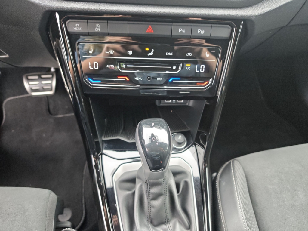 Fahrzeugabbildung Volkswagen T-Roc 1.5 TSI DSG R-Line AHK LED+ Navi ACC RKam