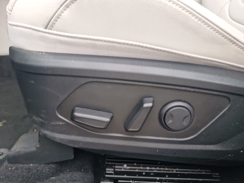 Fahrzeugabbildung Hyundai TUCSON FL PHEV 1.6 AT 4WD MY25 Prime ECS Assist-P MATRIX-LED Leder Digitales Cockpit Soundsystem