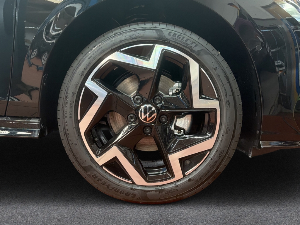 Fahrzeugabbildung Volkswagen Golf R -Line 1.5 eTSI DSG Black Style MATRIX