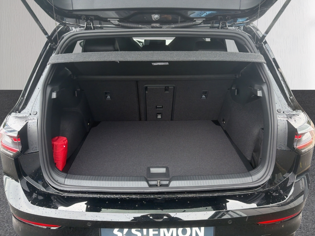 Fahrzeugabbildung Volkswagen Golf R -Line 1.5 eTSI DSG Black Style MATRIX