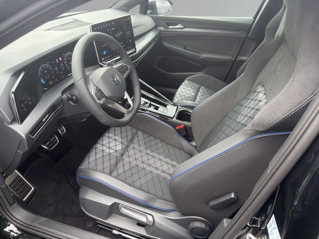 Fahrzeugabbildung Volkswagen Golf R -Line 1.5 eTSI DSG Black Style MATRIX