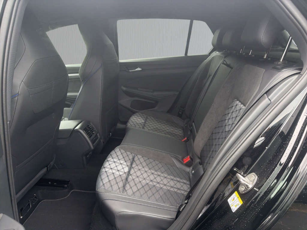 Fahrzeugabbildung Volkswagen Golf R -Line 1.5 eTSI DSG Black Style MATRIX