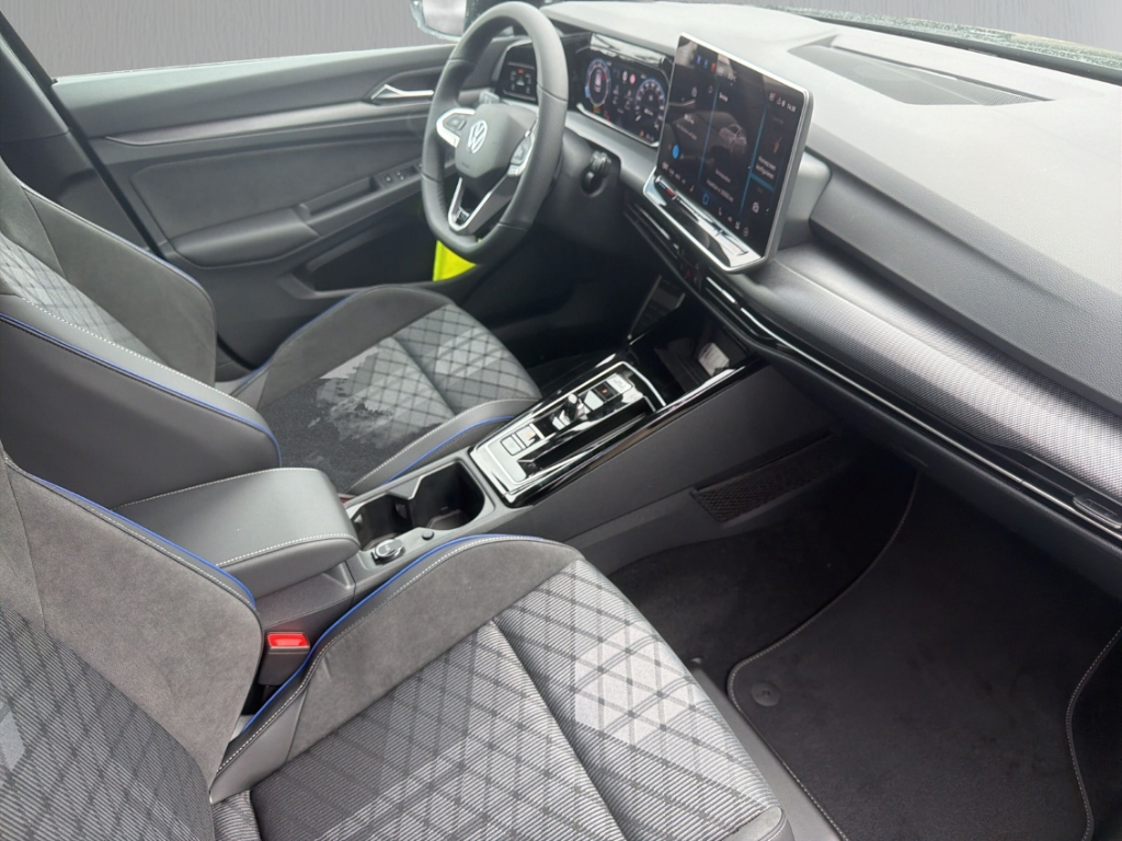 Fahrzeugabbildung Volkswagen Golf R -Line 1.5 eTSI DSG Black Style MATRIX