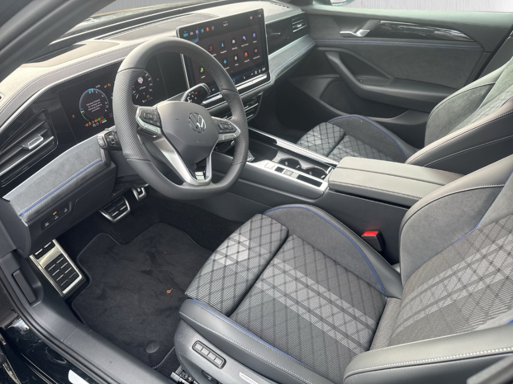 Fahrzeugabbildung Volkswagen Passat Variant 1.5 eHybrid DSG R-Line AHK PANO NAVI