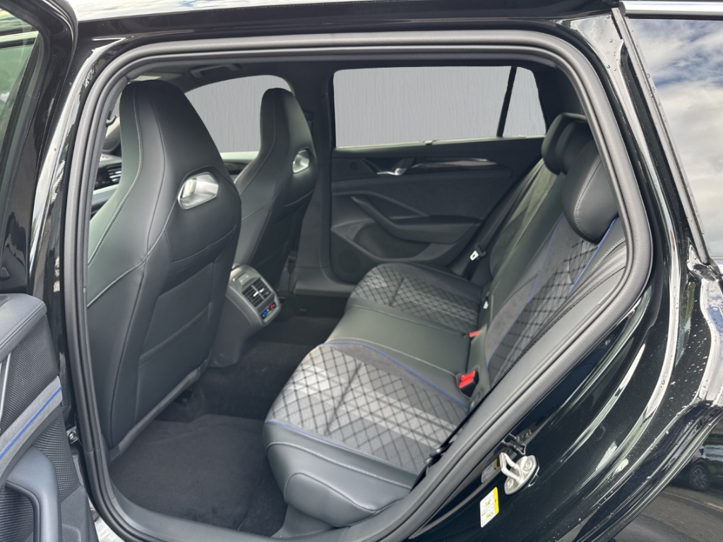 Fahrzeugabbildung Volkswagen Passat Variant 1.5 eHybrid DSG R-Line AHK PANO NAVI