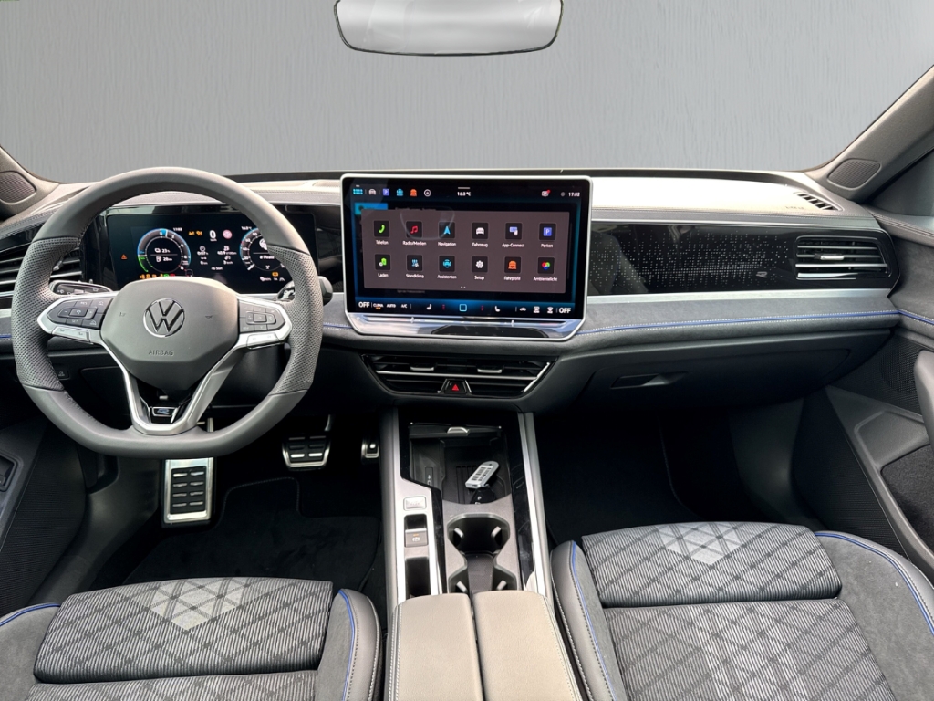 Fahrzeugabbildung Volkswagen Passat Variant 1.5 eHybrid DSG R-Line AHK PANO NAVI