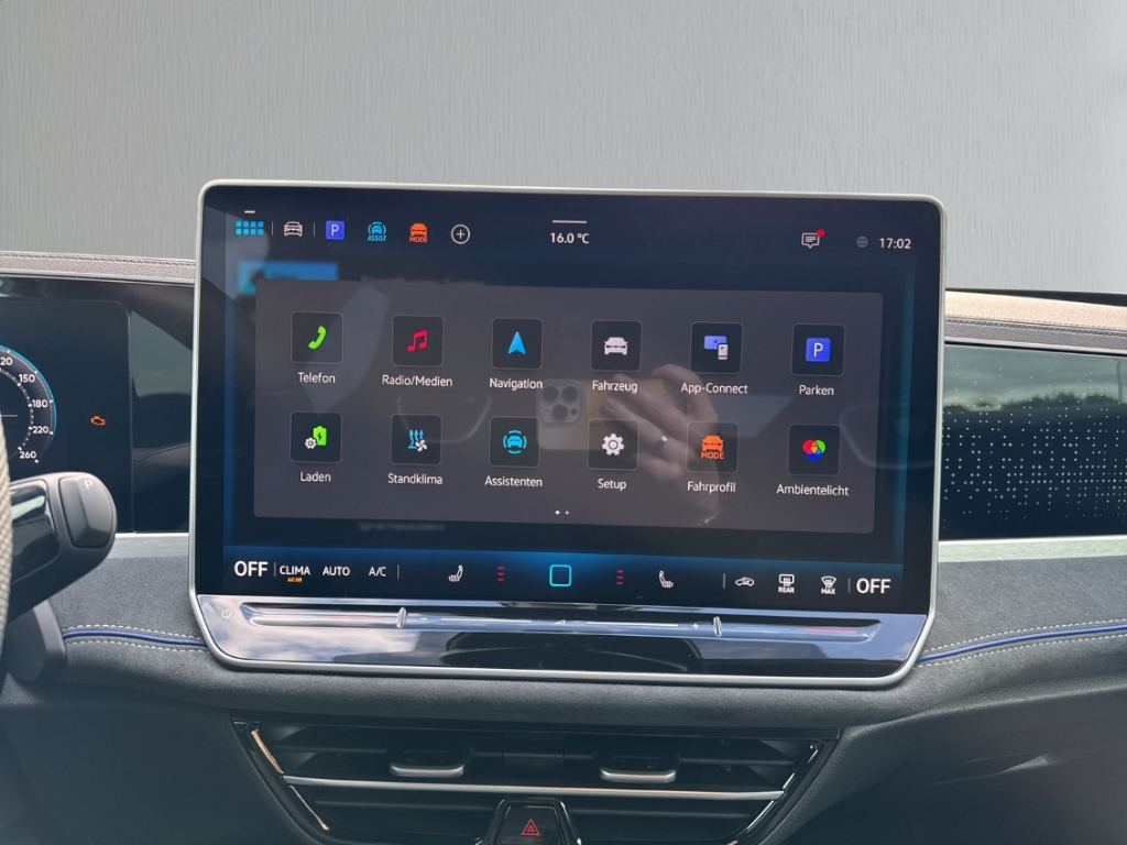 Fahrzeugabbildung Volkswagen Passat Variant 1.5 eHybrid DSG R-Line AHK PANO NAVI