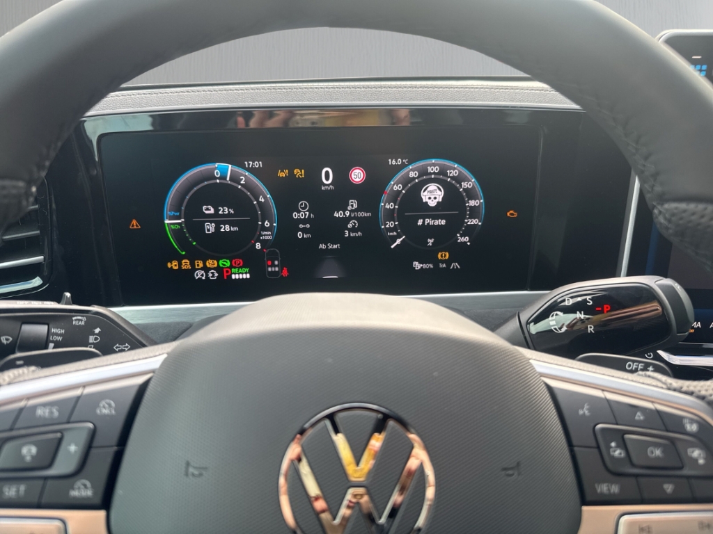 Fahrzeugabbildung Volkswagen Passat Variant 1.5 eHybrid DSG R-Line AHK PANO NAVI